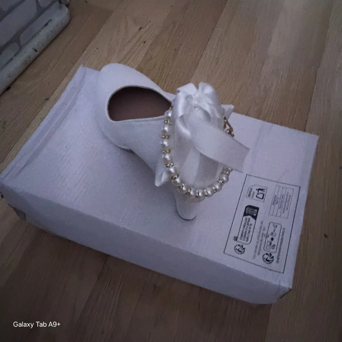 White shoes size 3 - Image 2