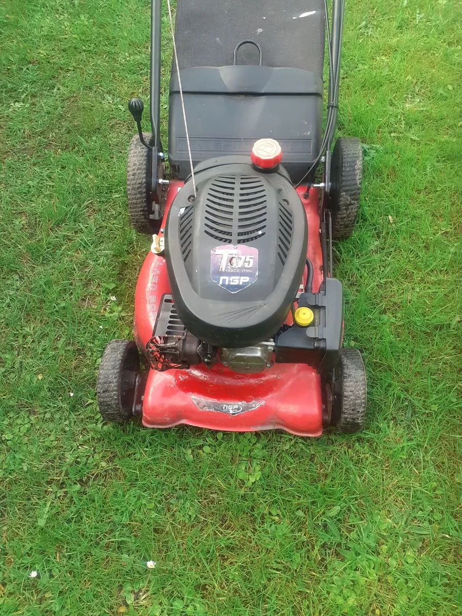 Self    drive    lawnmower - Image 1