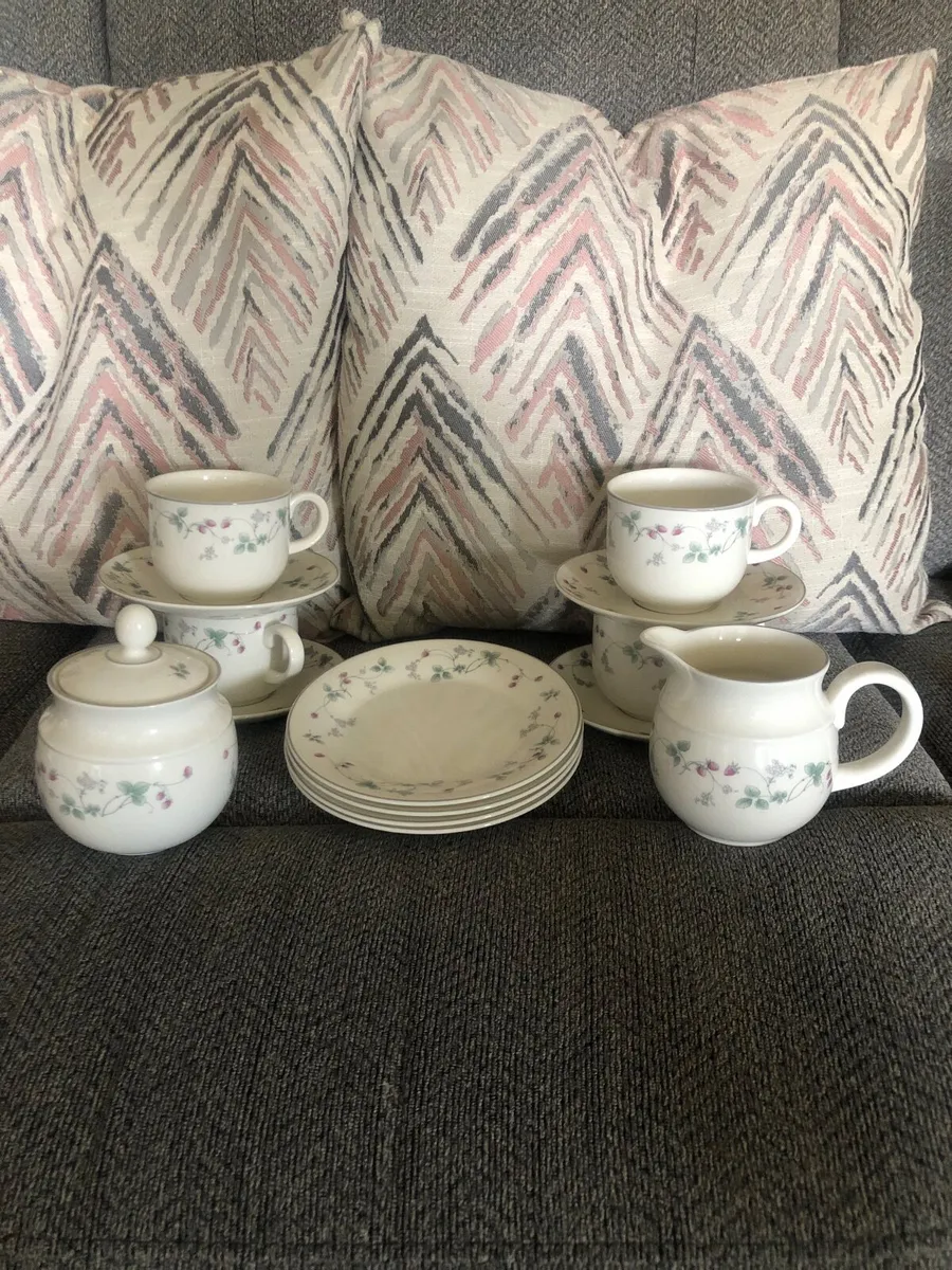 Royal Doulton Strawberry Fayre Set - Image 1