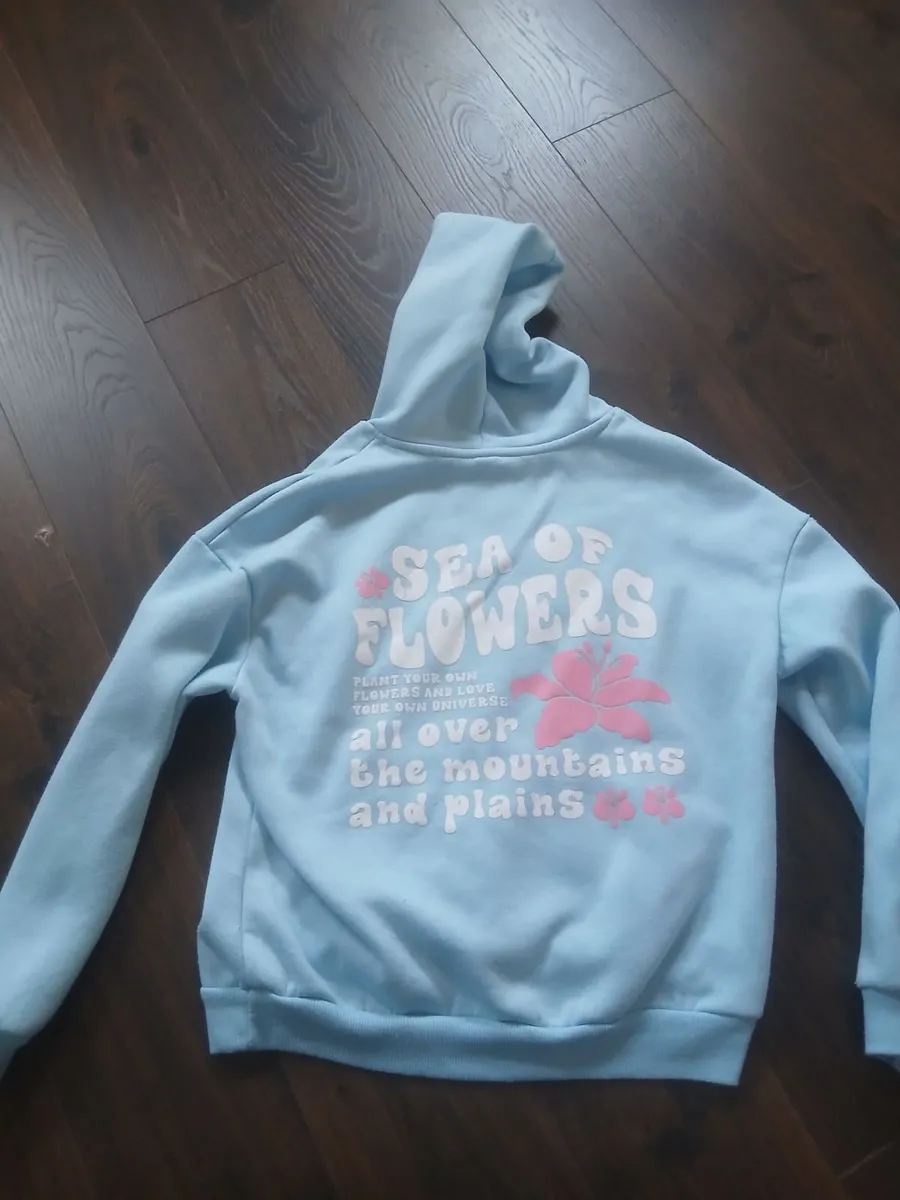 Blue jumper/sweater with decal on its back - Image 2