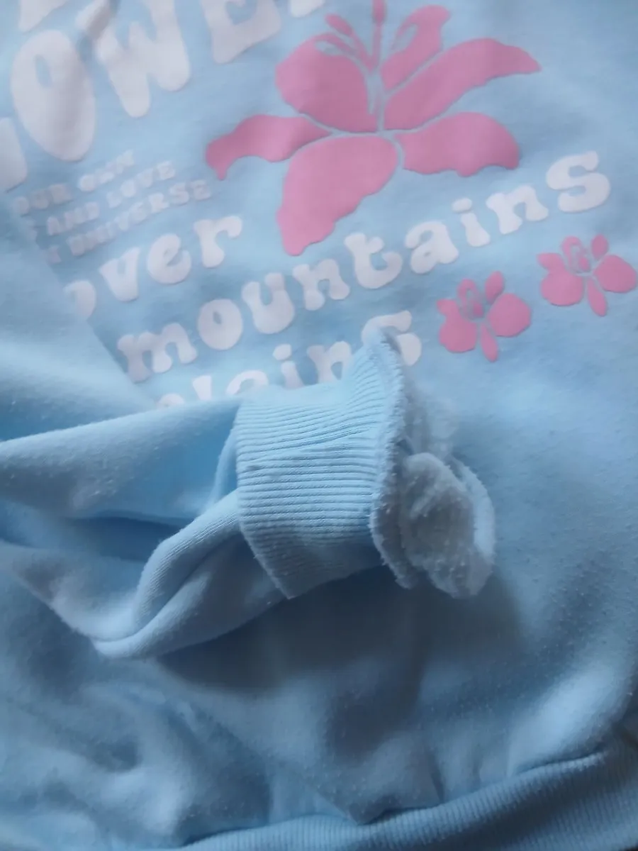 Blue jumper/sweater with decal on its back - Image 3