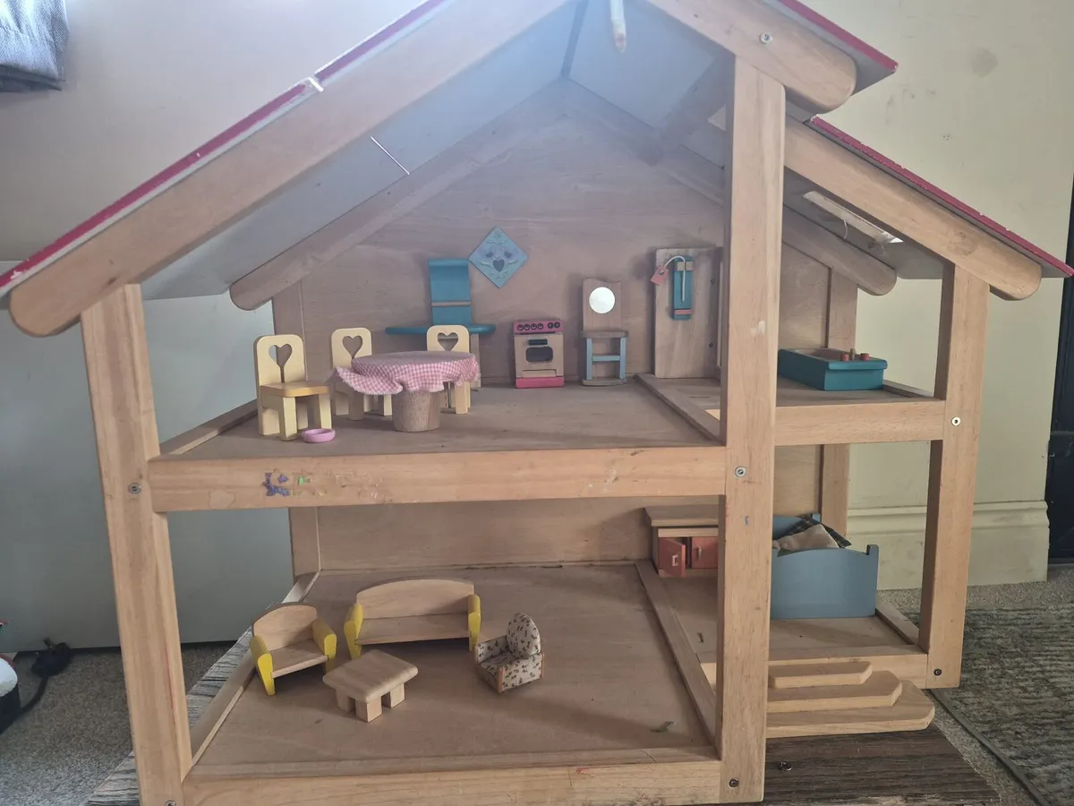Wooden doll house - Image 1