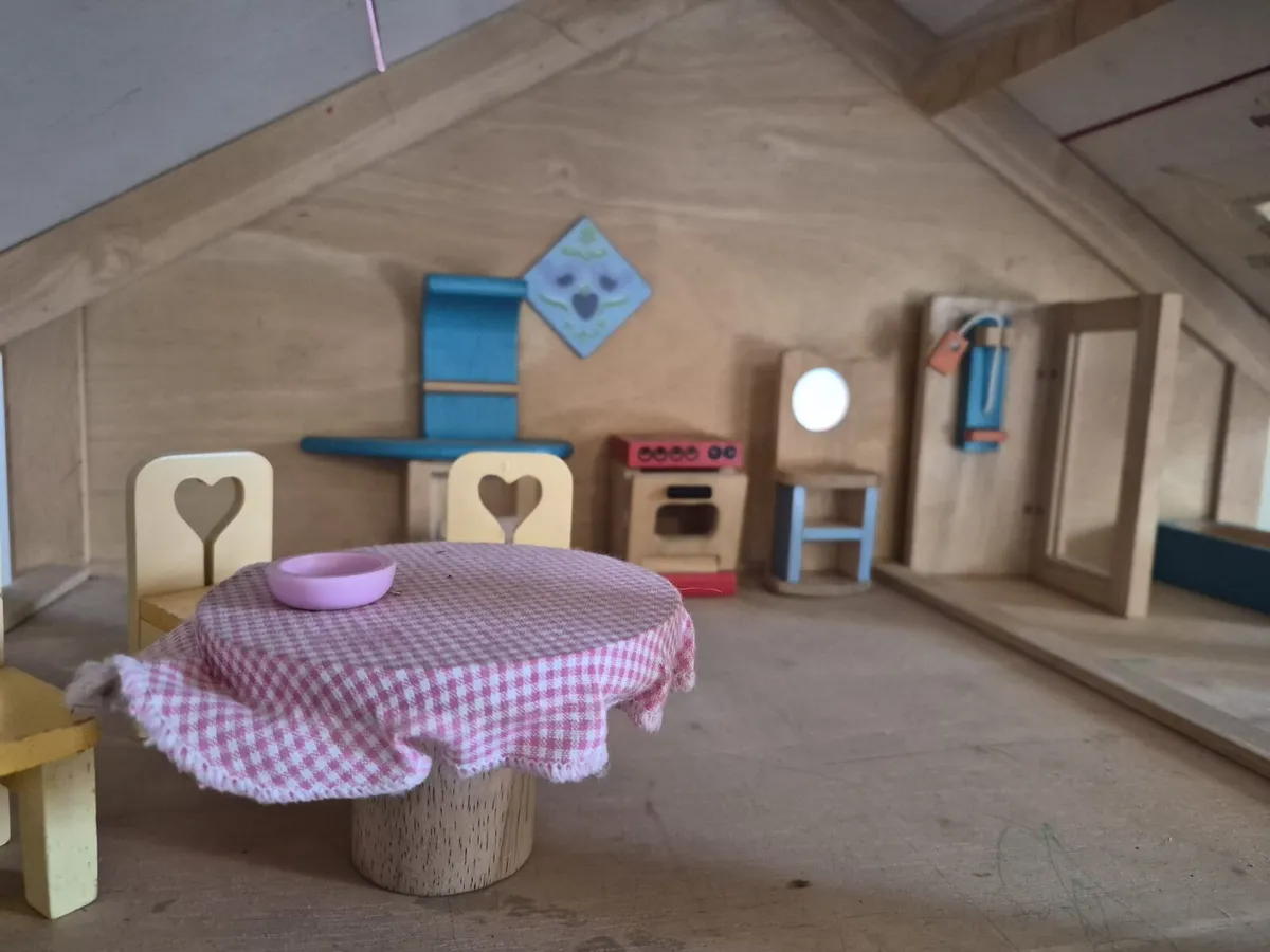 Wooden doll house - Image 3