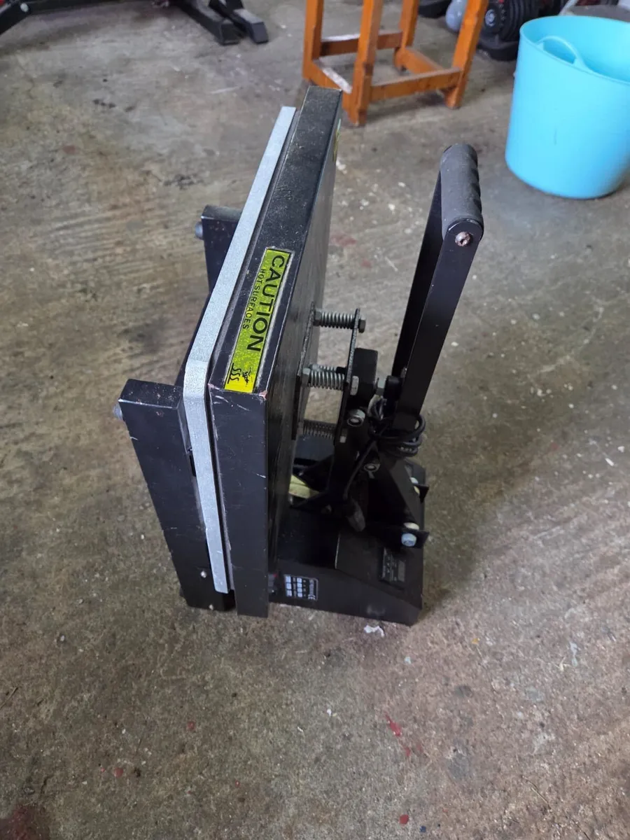 Vinyl cutter and Heat press - Image 2