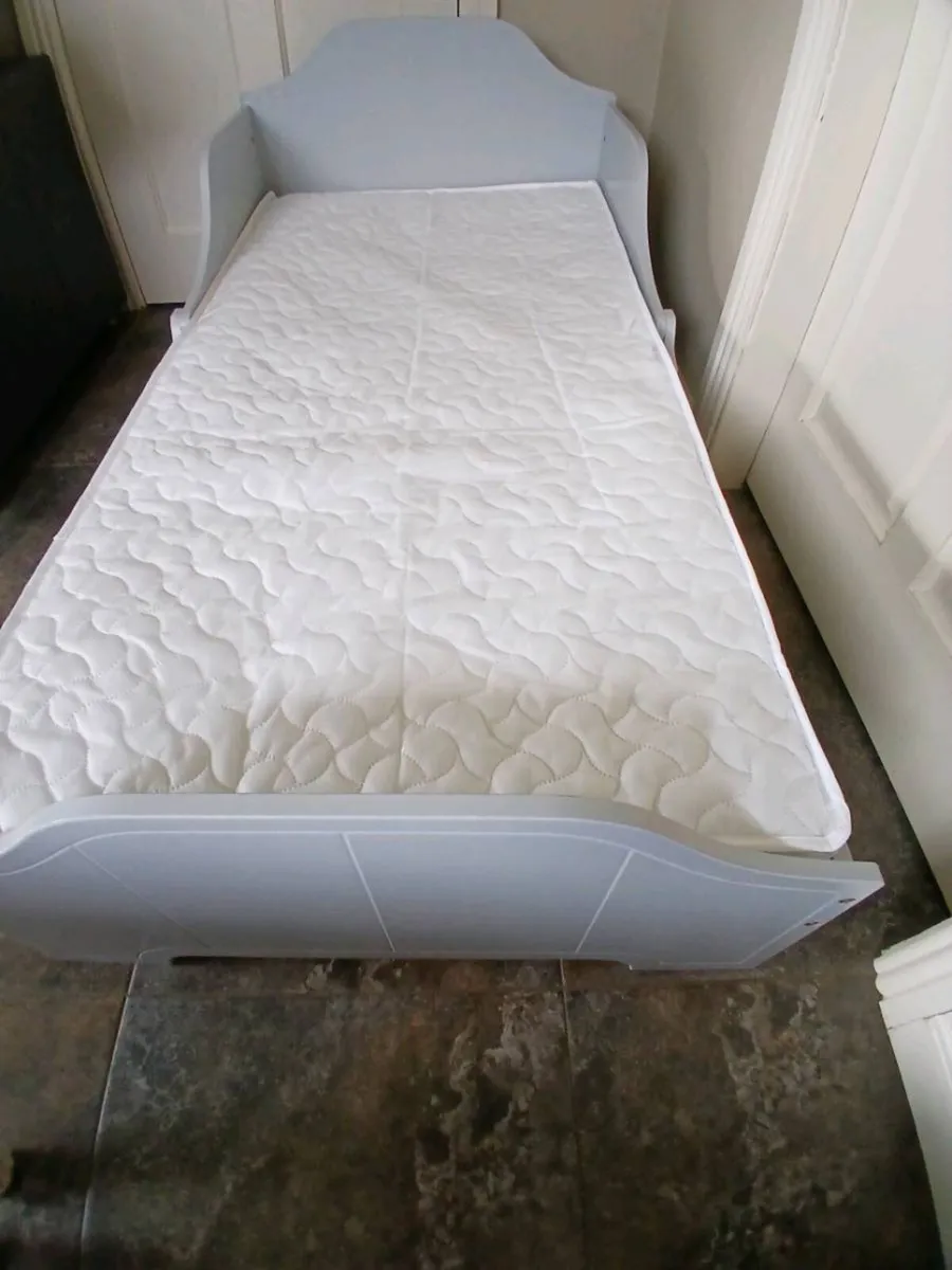 Toddler bed +mattress. - Image 1