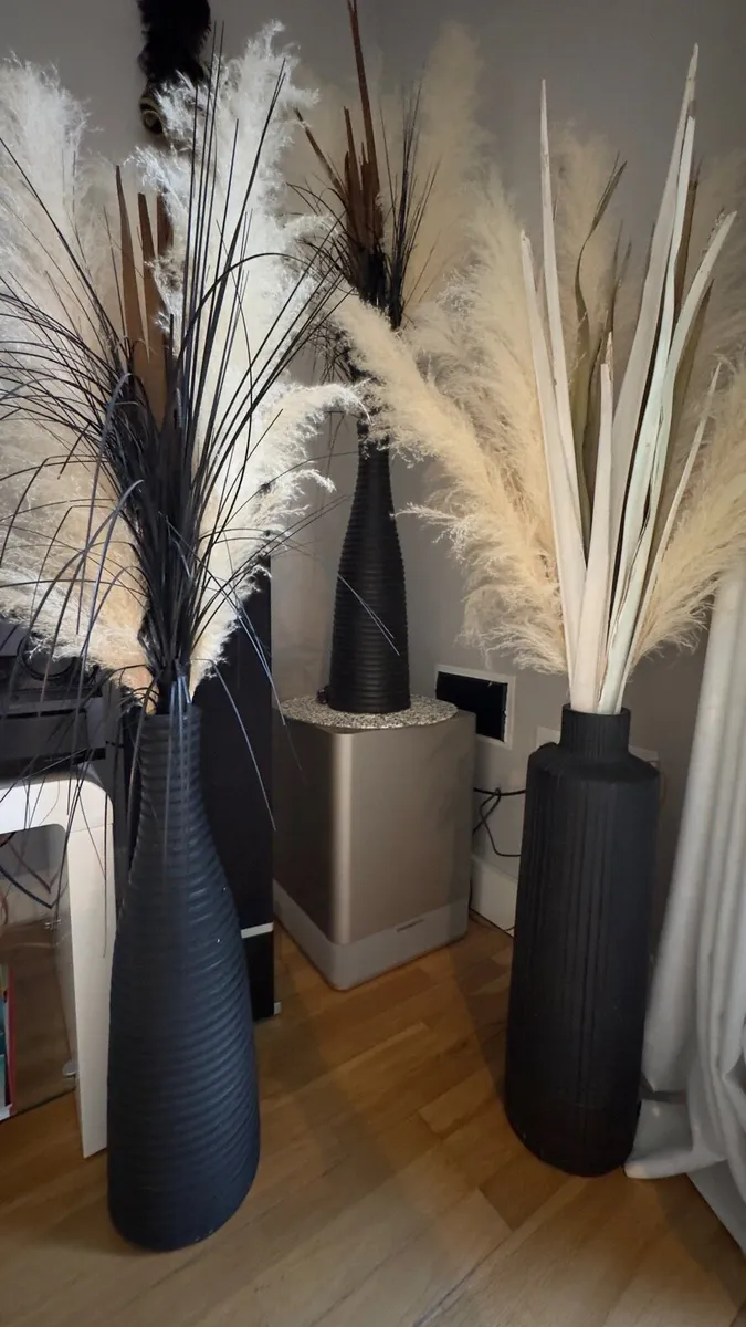 3 Black vases with fluffy pampas - Image 1