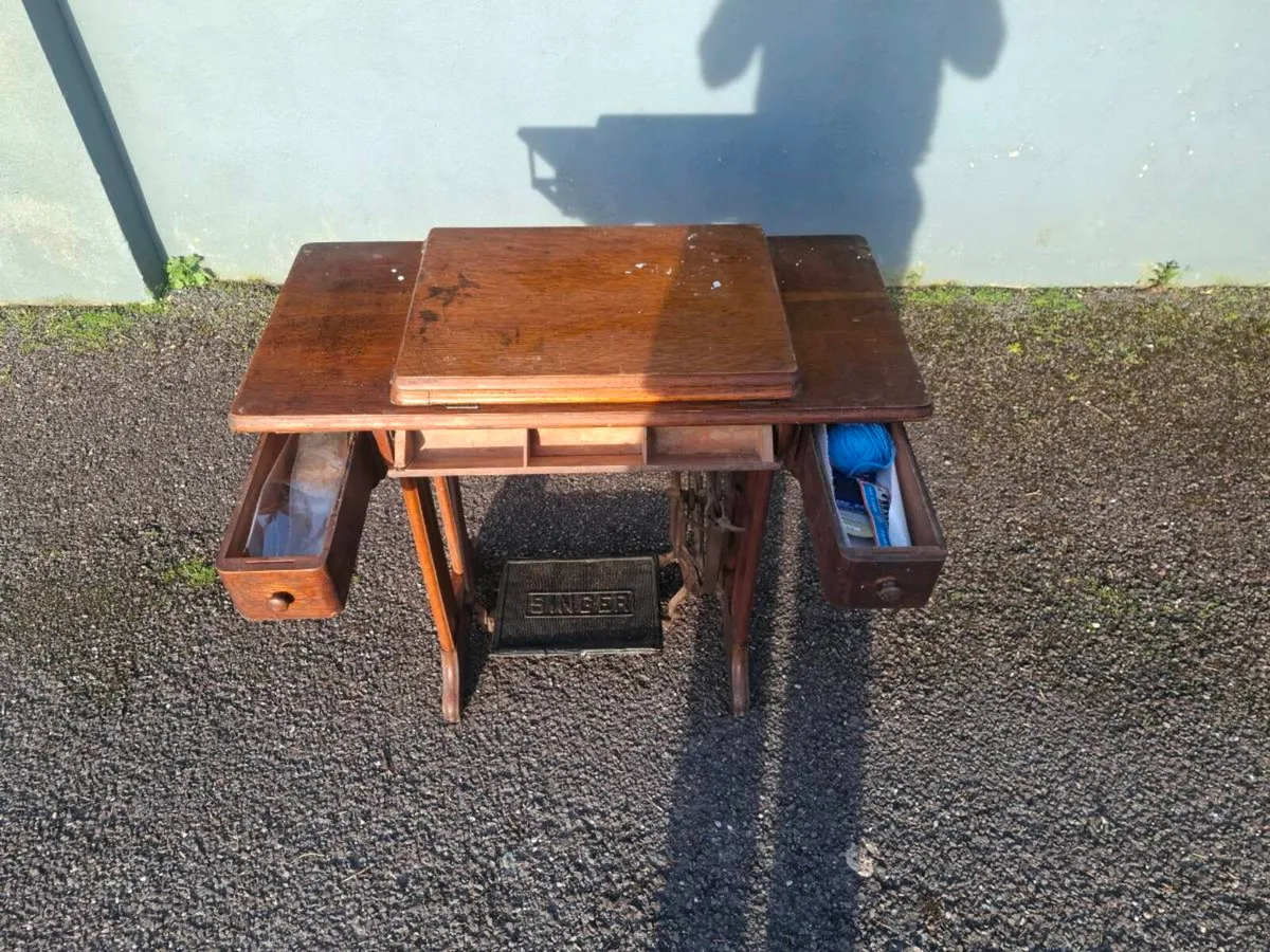 Singer sewing machine - Image 2