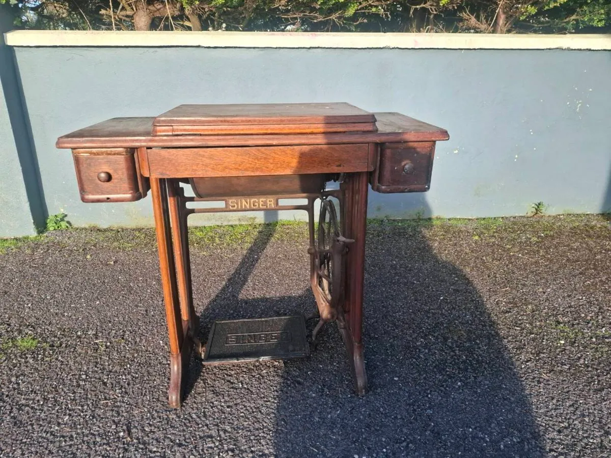 Singer sewing machine - Image 1