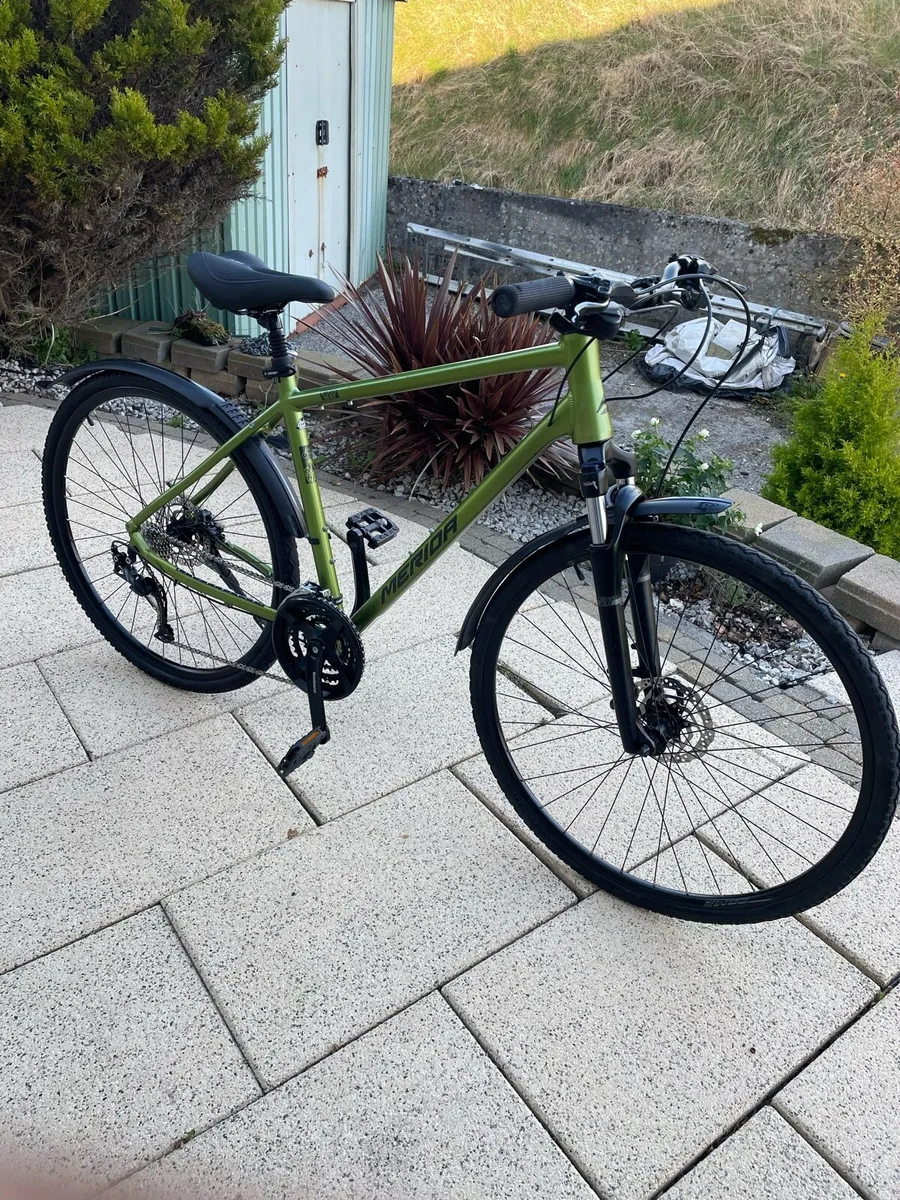 Merida crossway 100 hybrid bike - Image 1