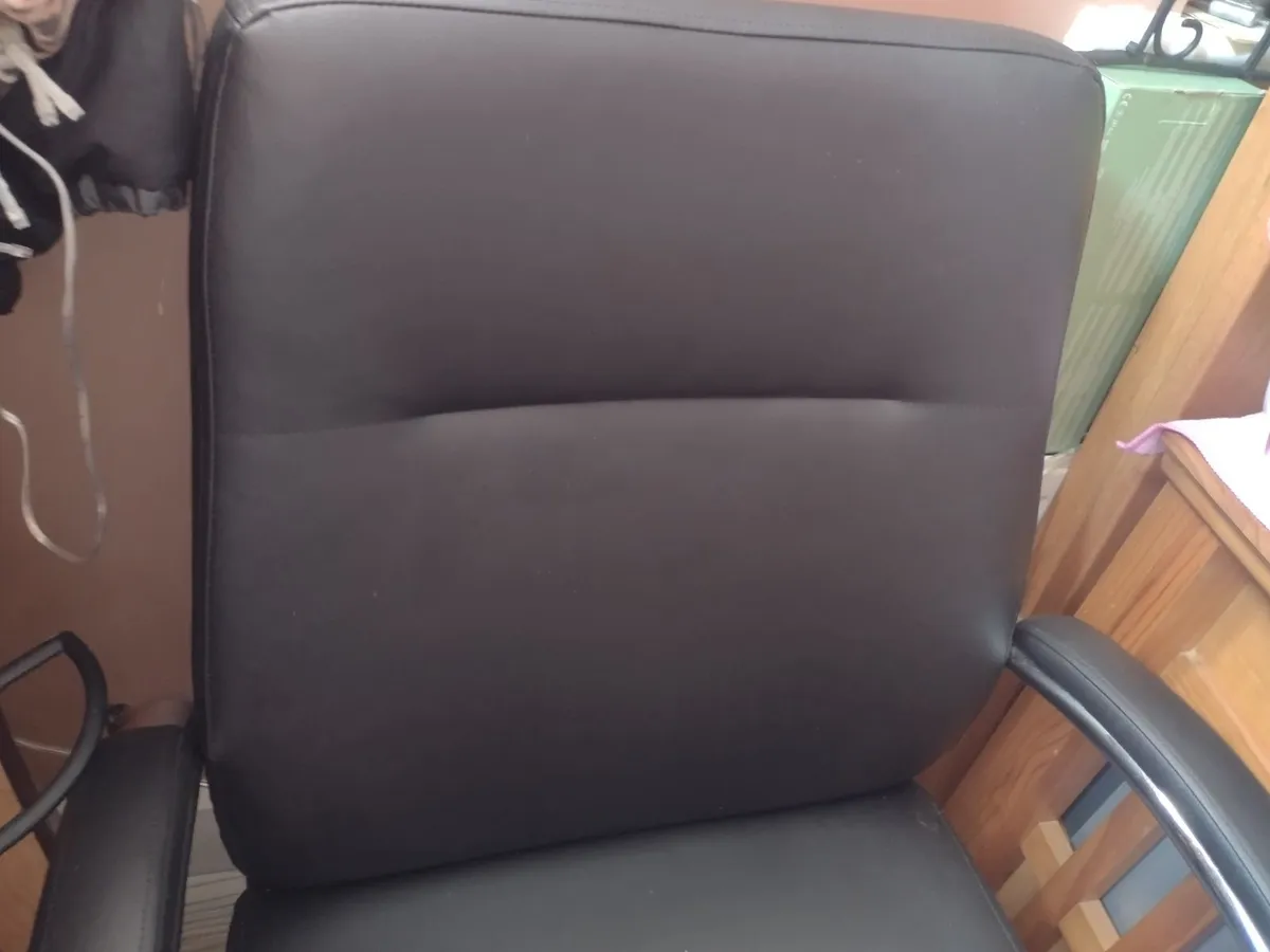 Heavy leather office chair on castors - Image 3