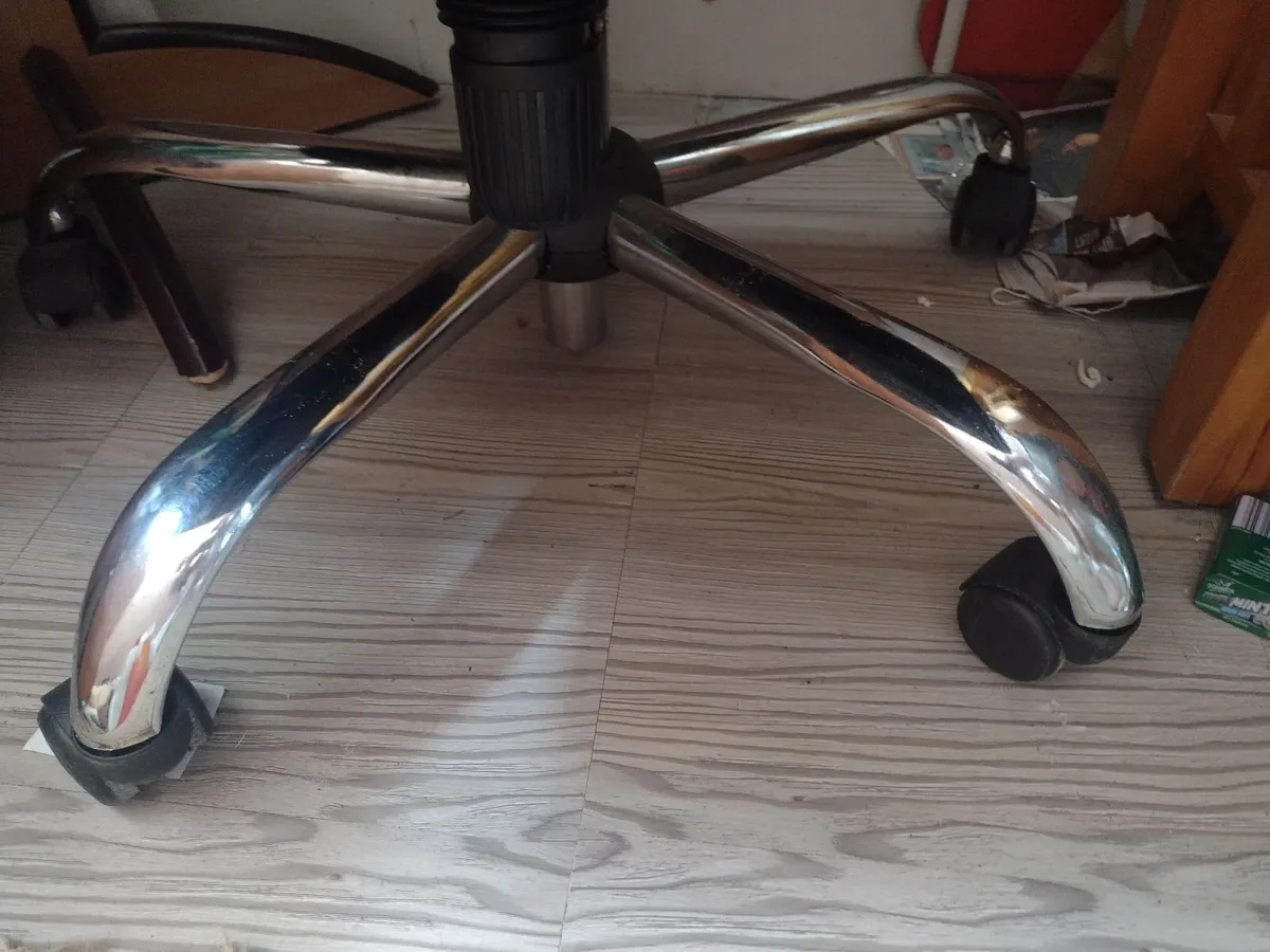 Heavy leather office chair on castors - Image 4