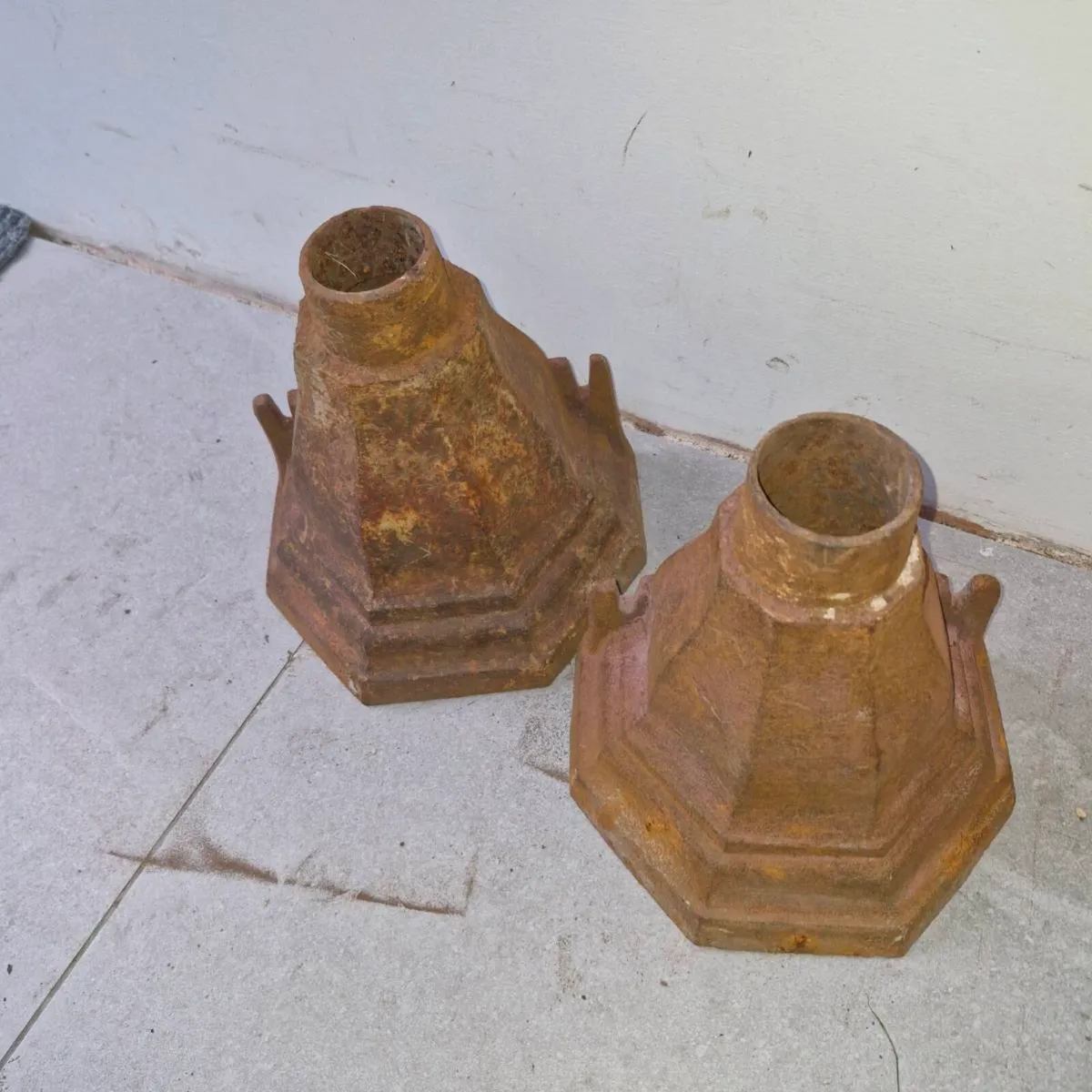 Cast iron hopper - Image 2