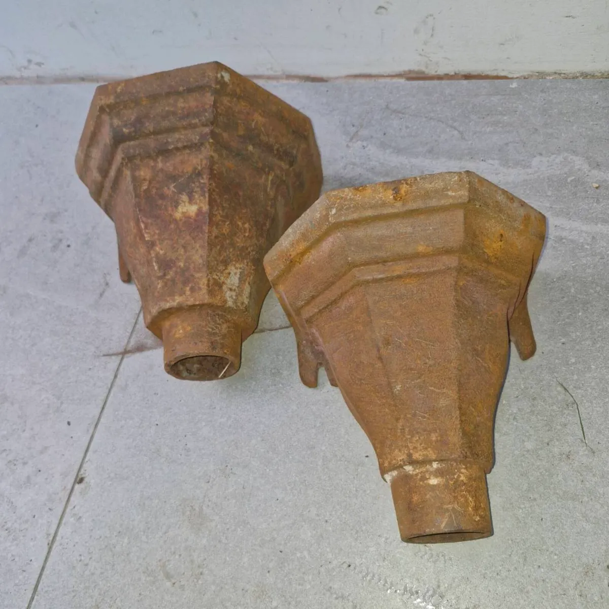 Cast iron hopper - Image 1