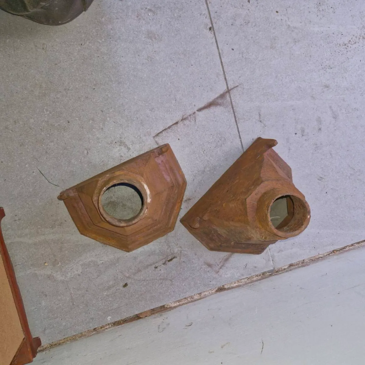 Cast iron hopper - Image 3