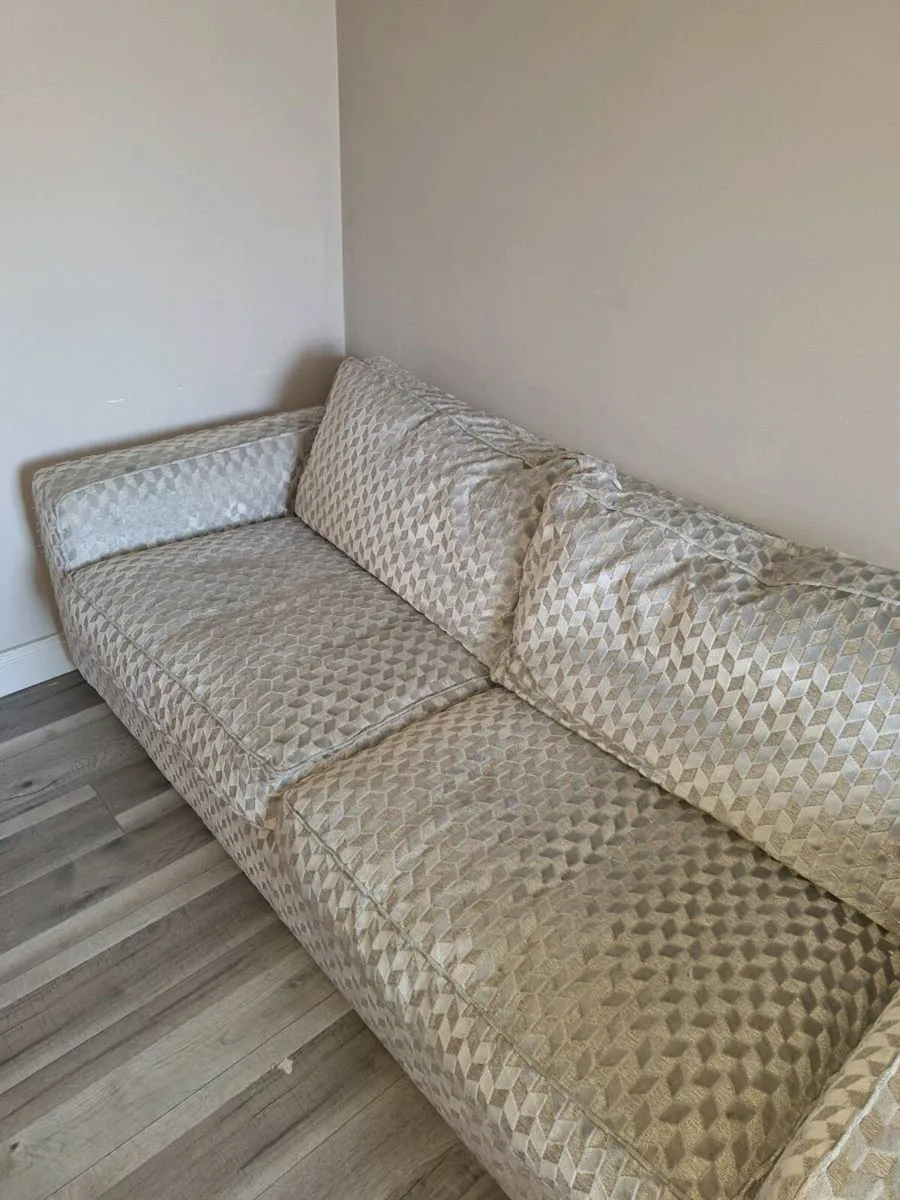 Very big two seater couch like new - Image 4