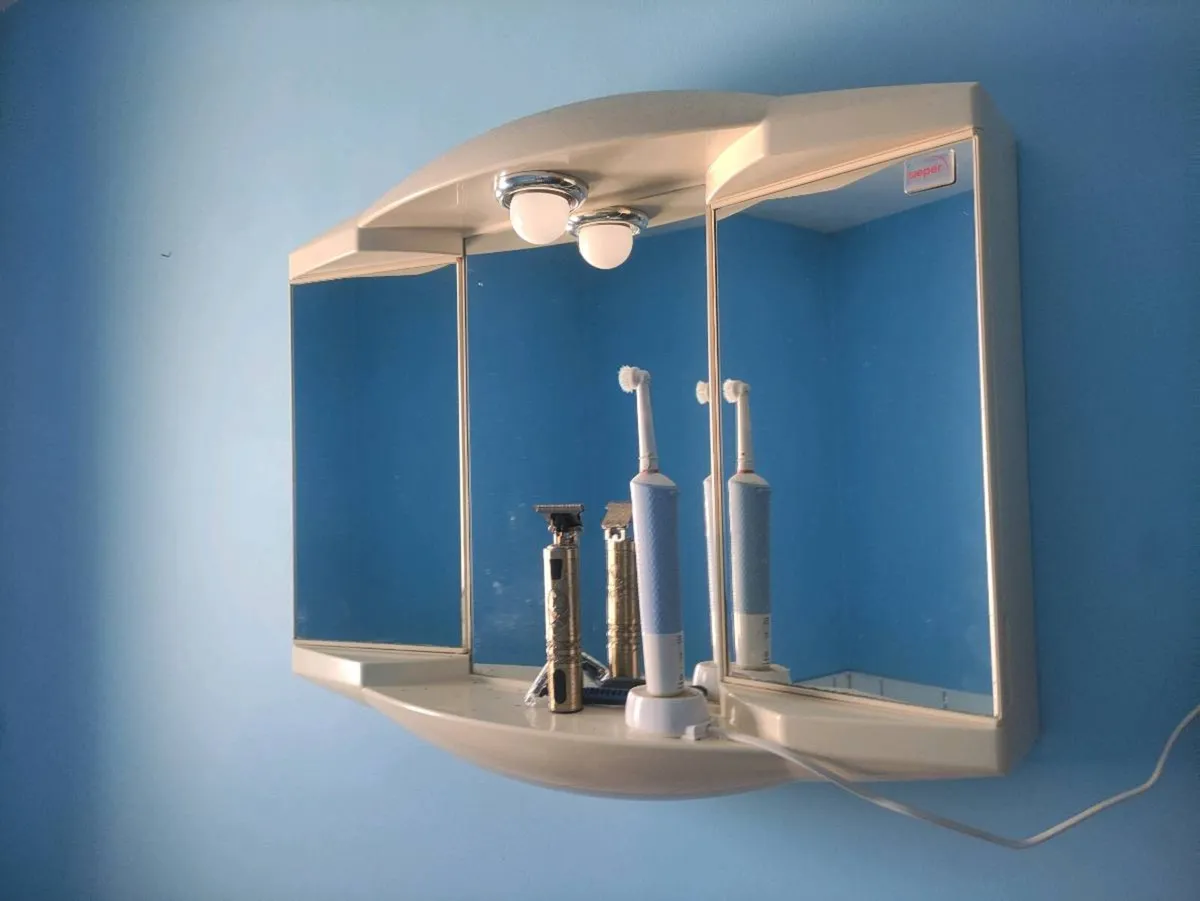 Mirrored bathroom cabinet with lights - Image 1