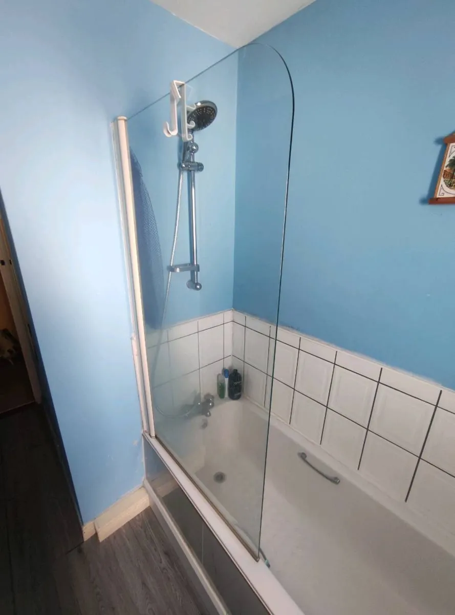 Bathtub shower screen glass - Image 1