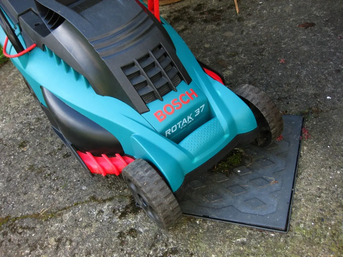 Spotless Bosch Rotak 37cm Quality Electric Mower. - Image 3
