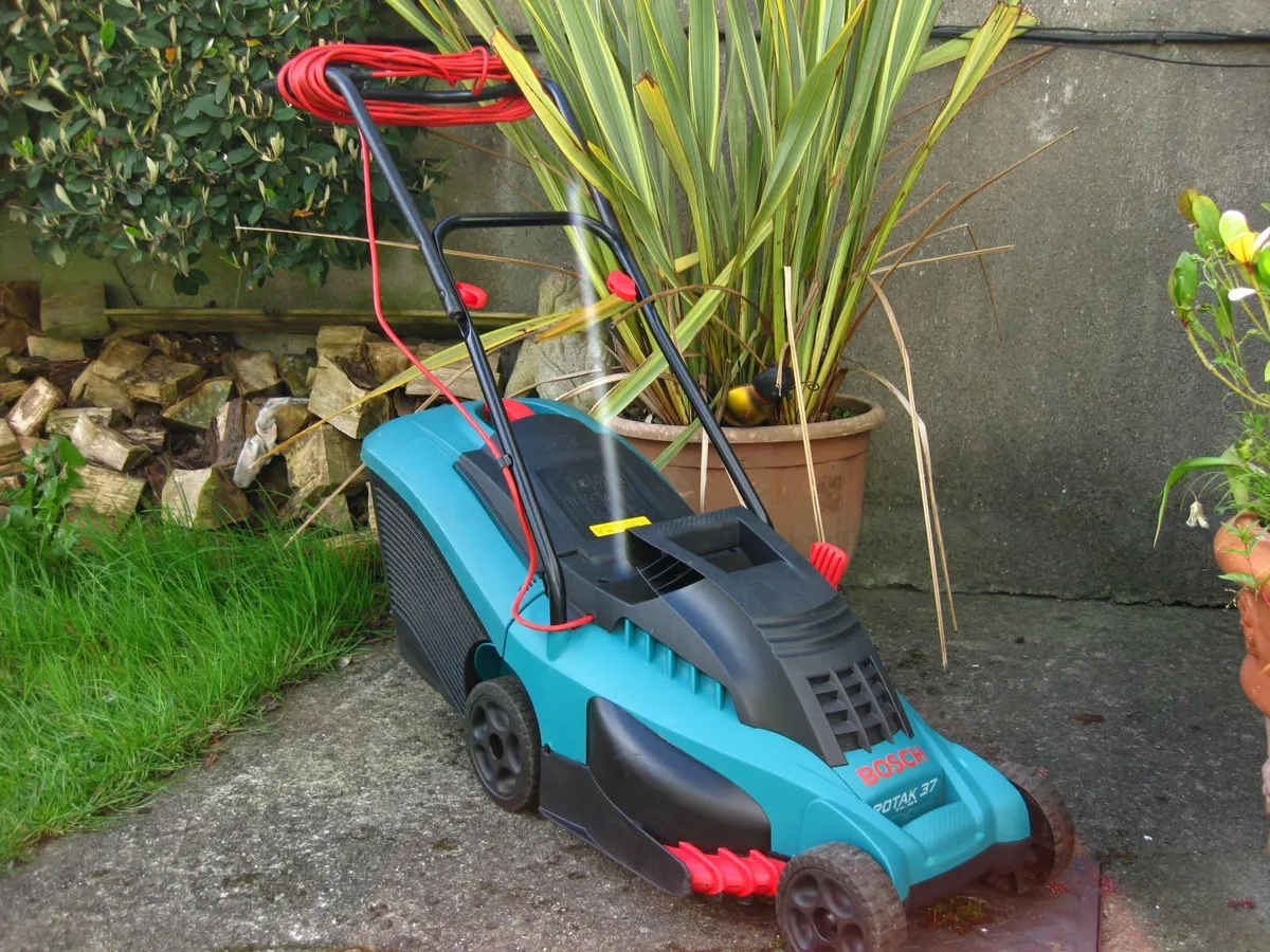 Spotless Bosch Rotak 37cm Quality Electric Mower. - Image 2