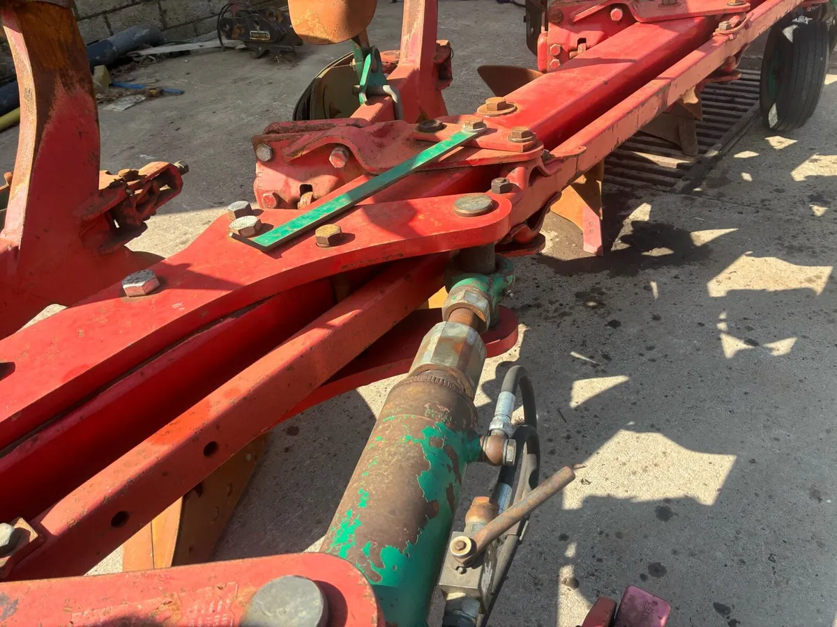 Kverneland 4 furrow plough - Image 3