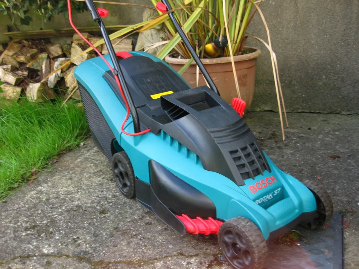 Spotless Bosch Rotak 37cm Quality Electric Mower. - Image 4