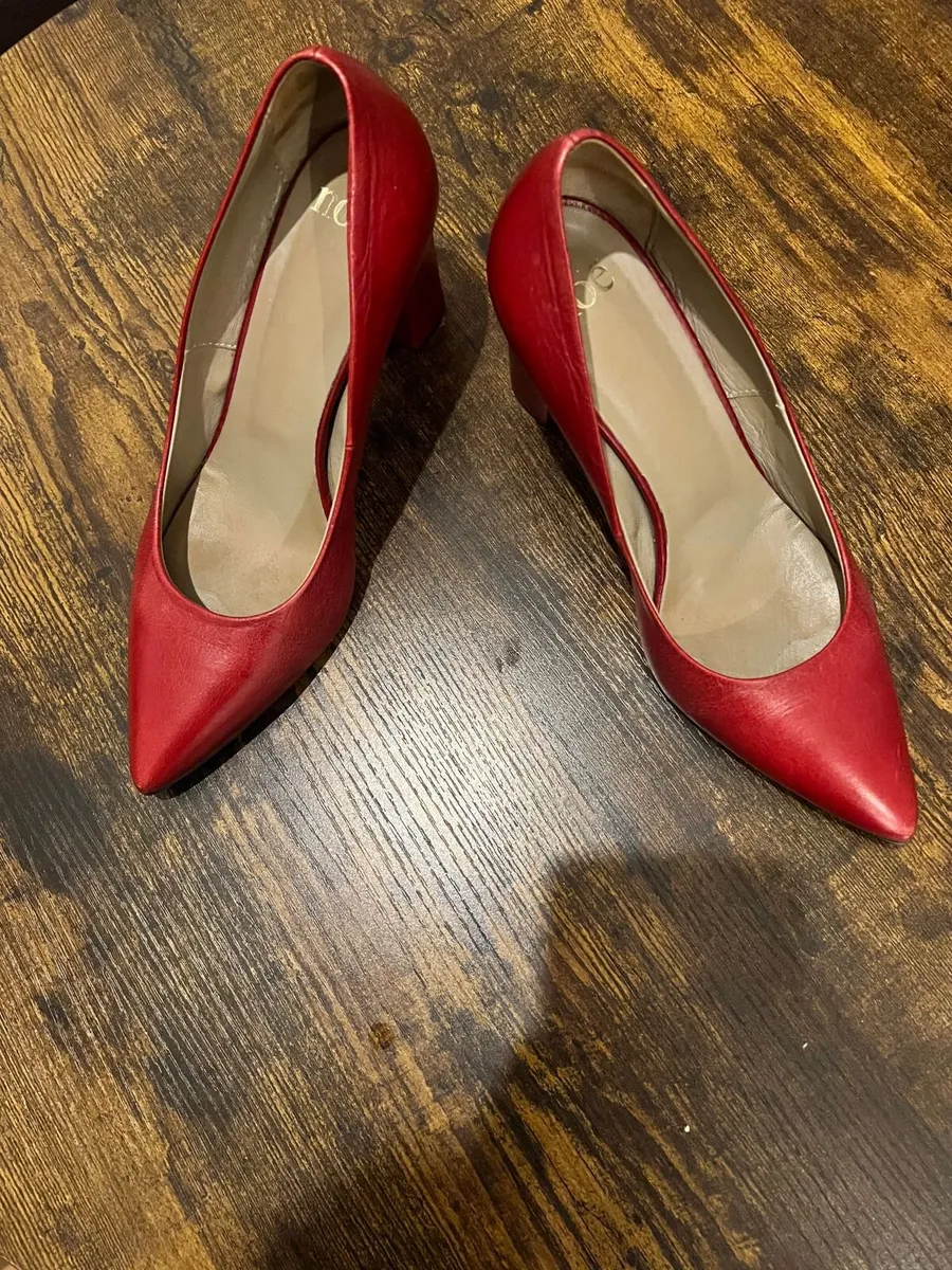 Genuine Italian Leather Pointed Pumps, Size 6 - Image 1