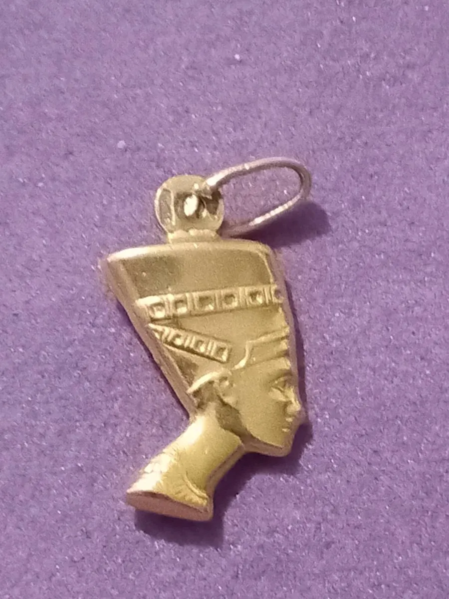 9ct gold  nefertiti charm