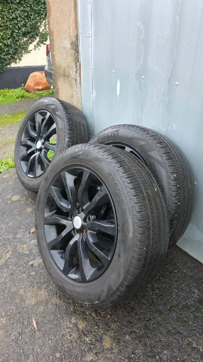 Land Rover 20" Alloy Wheels with Tyres - Image 1