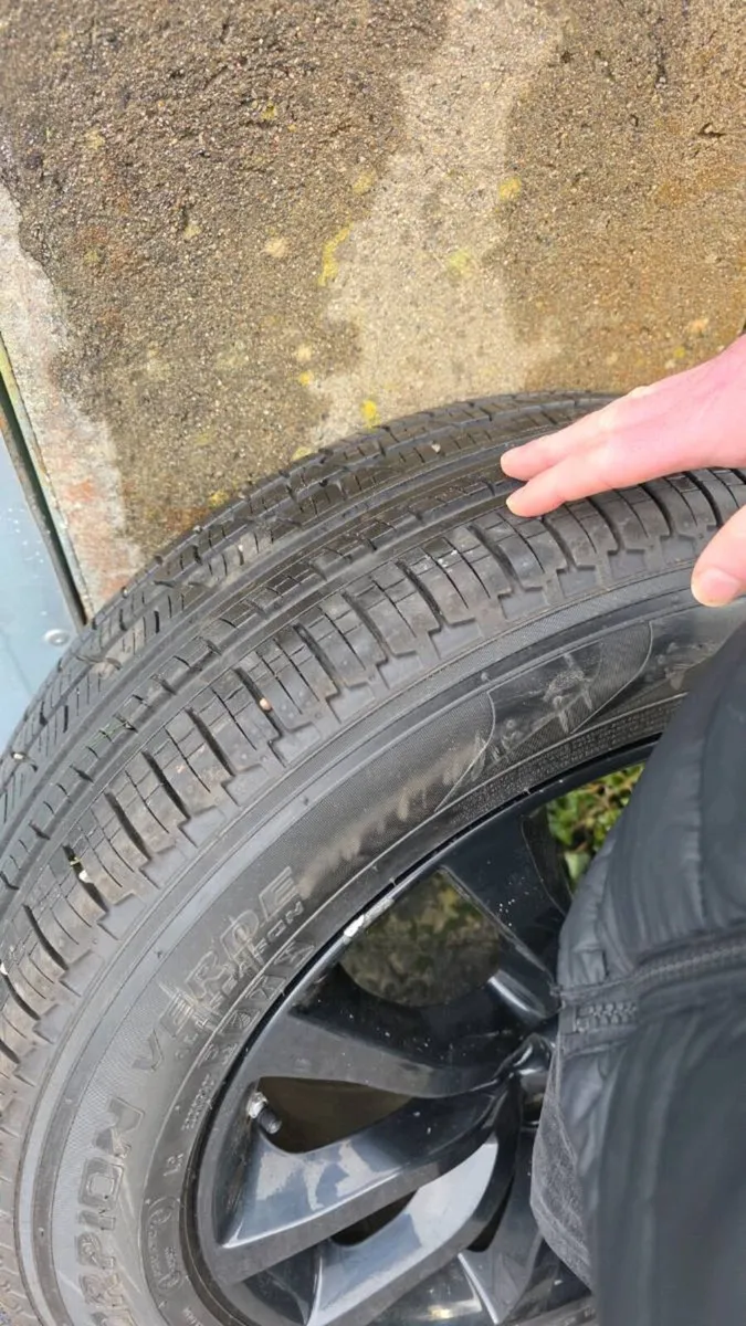 Land Rover 20" Alloy Wheels with Tyres - Image 3