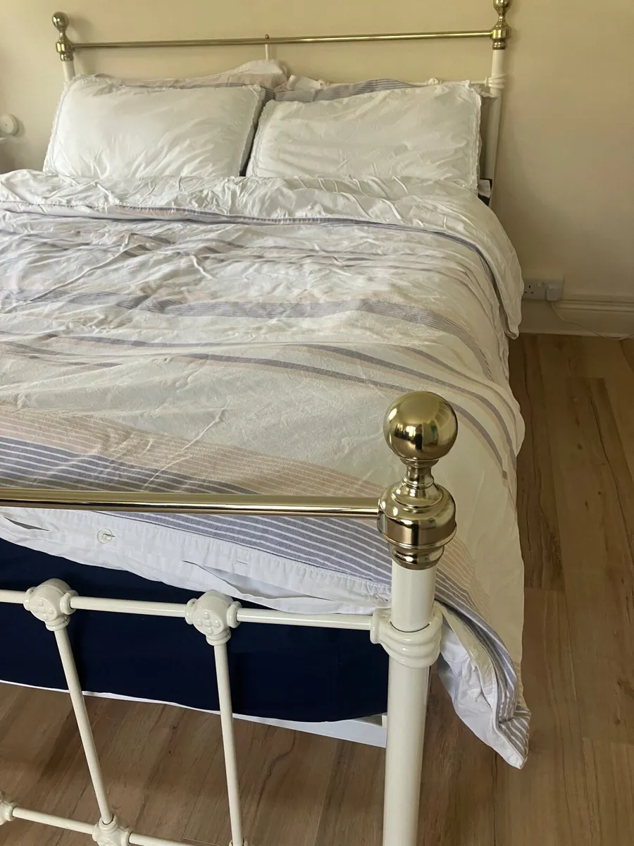 White & brass metal bed frame - Image 2