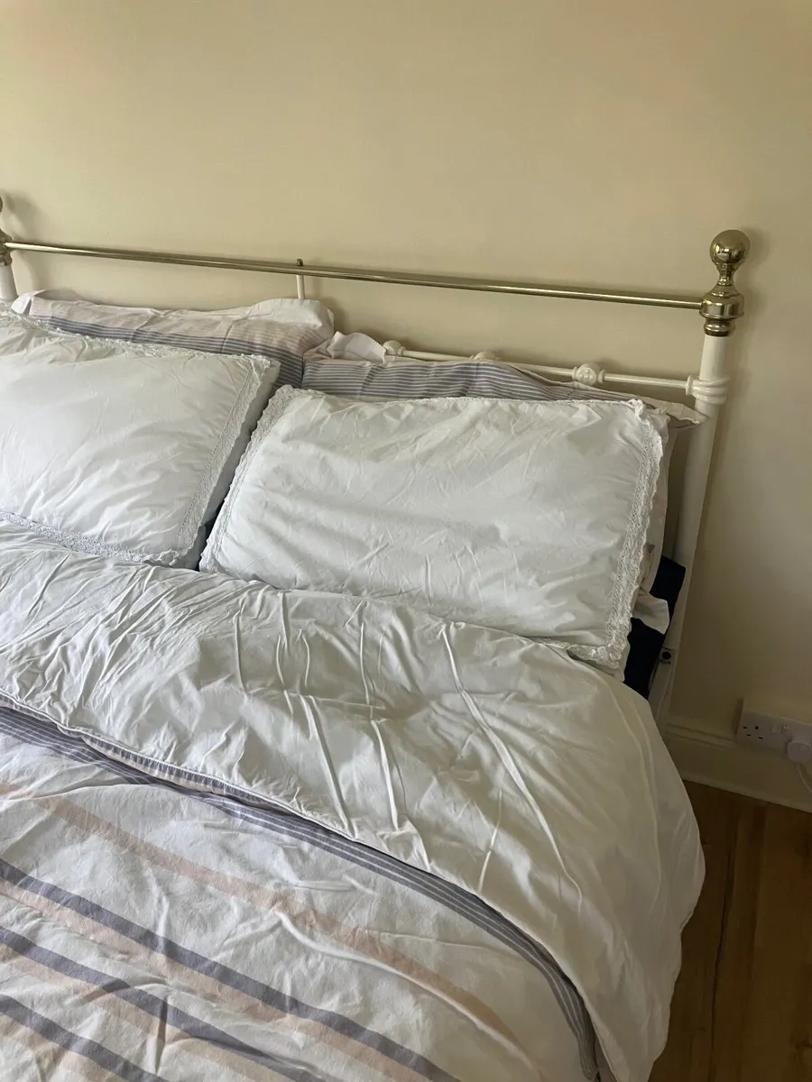 White & brass metal bed frame - Image 3