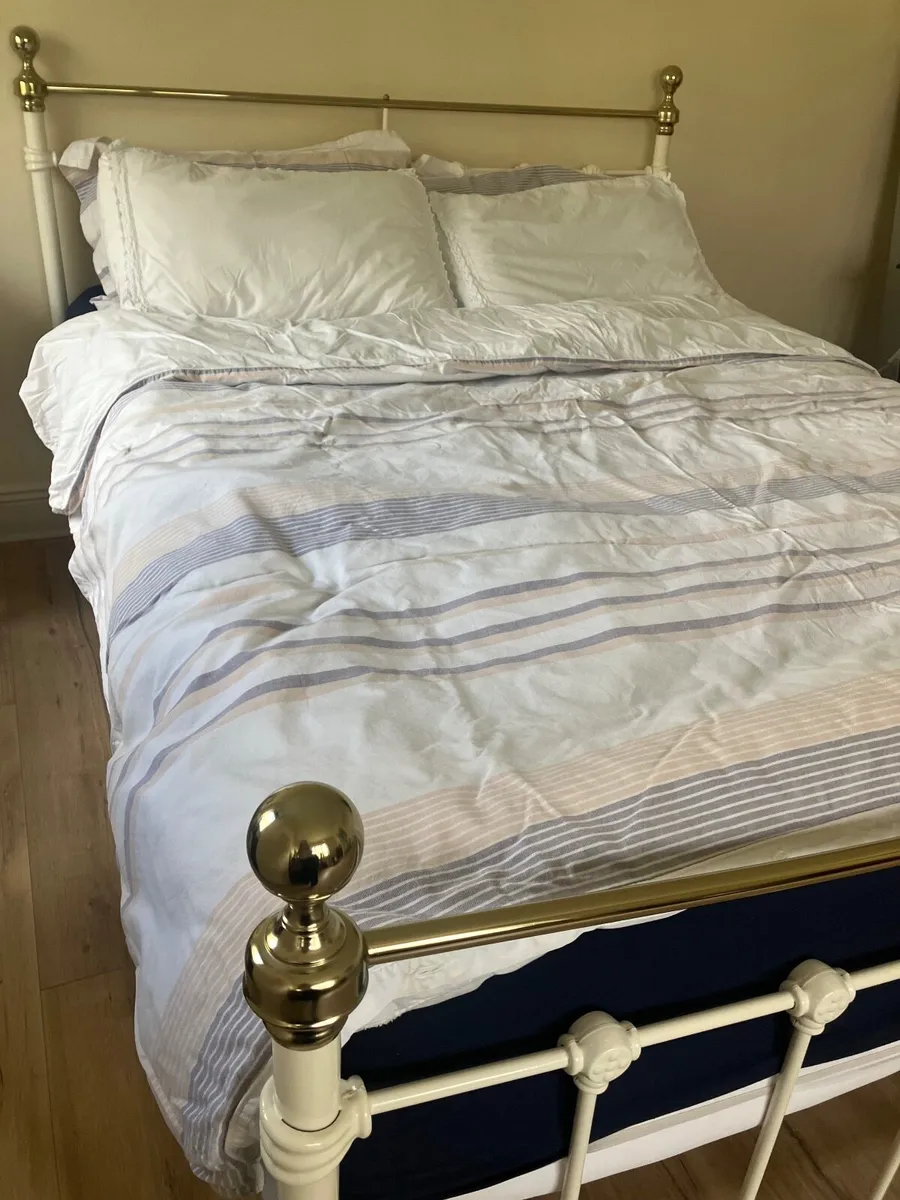 White & brass metal bed frame - Image 4