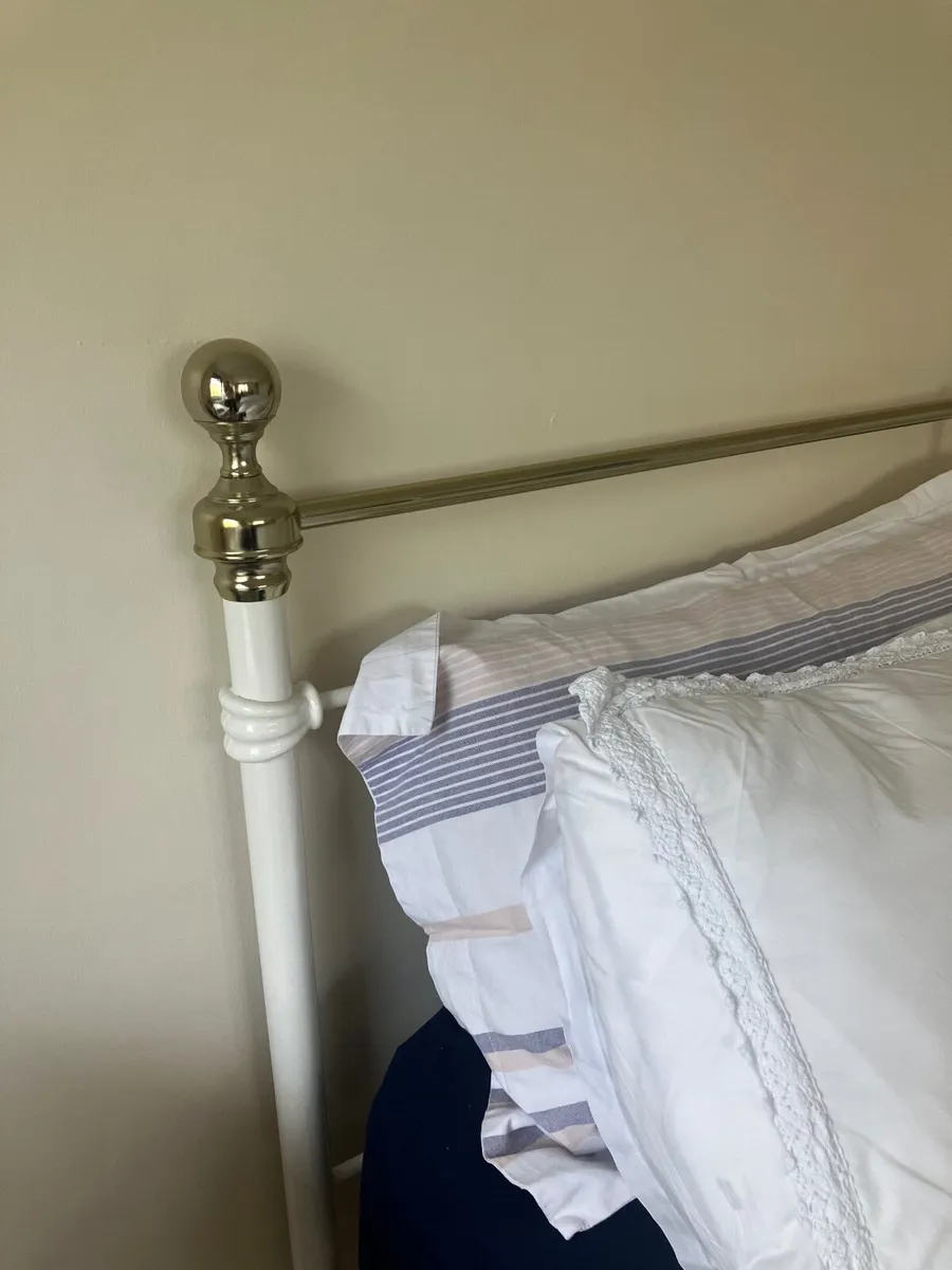 White & brass metal bed frame - Image 1