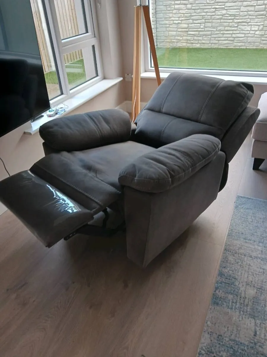 Good quality Recliner - Image 3