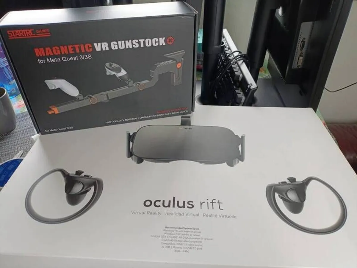 Oculus Rift VR headset + VR gunstock - Image 1