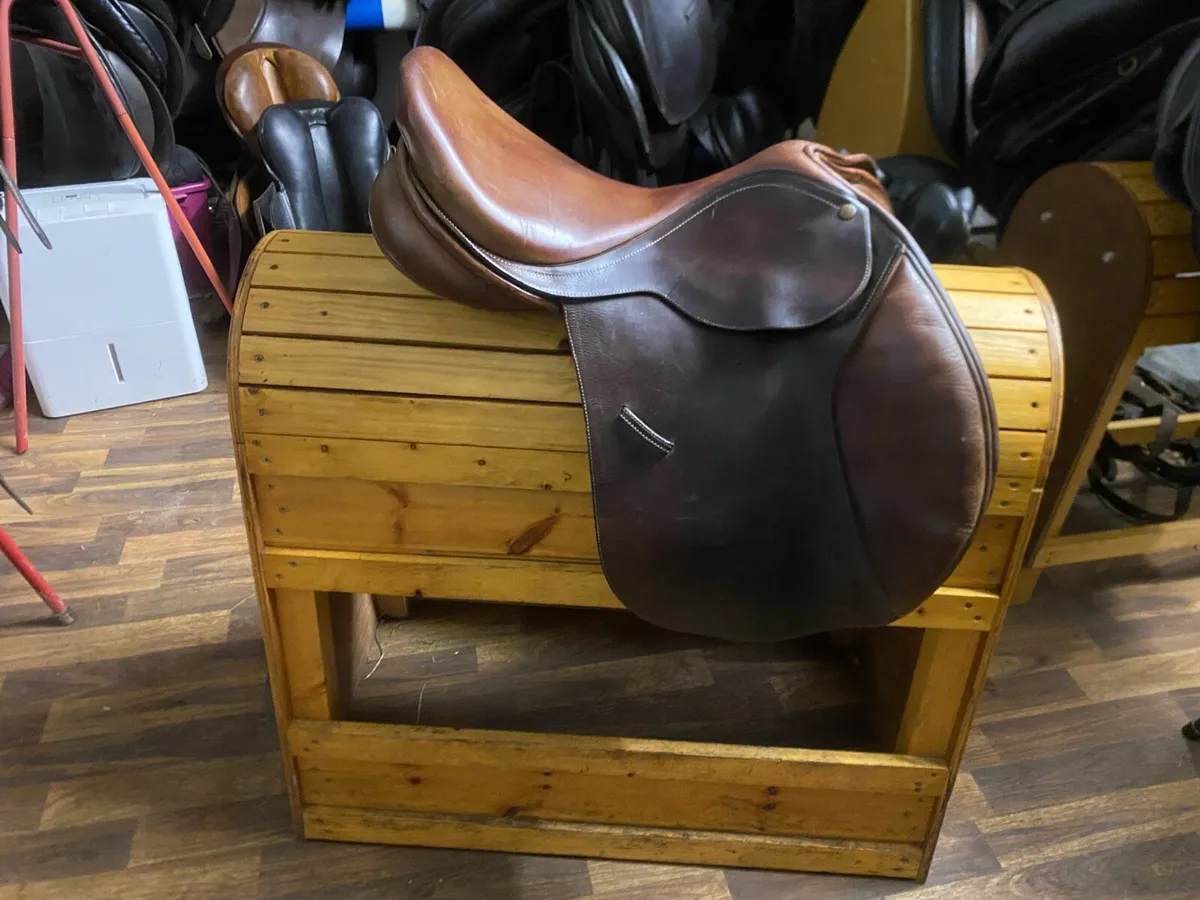 16.5 Bates Leather adjustable saddle - Image 3