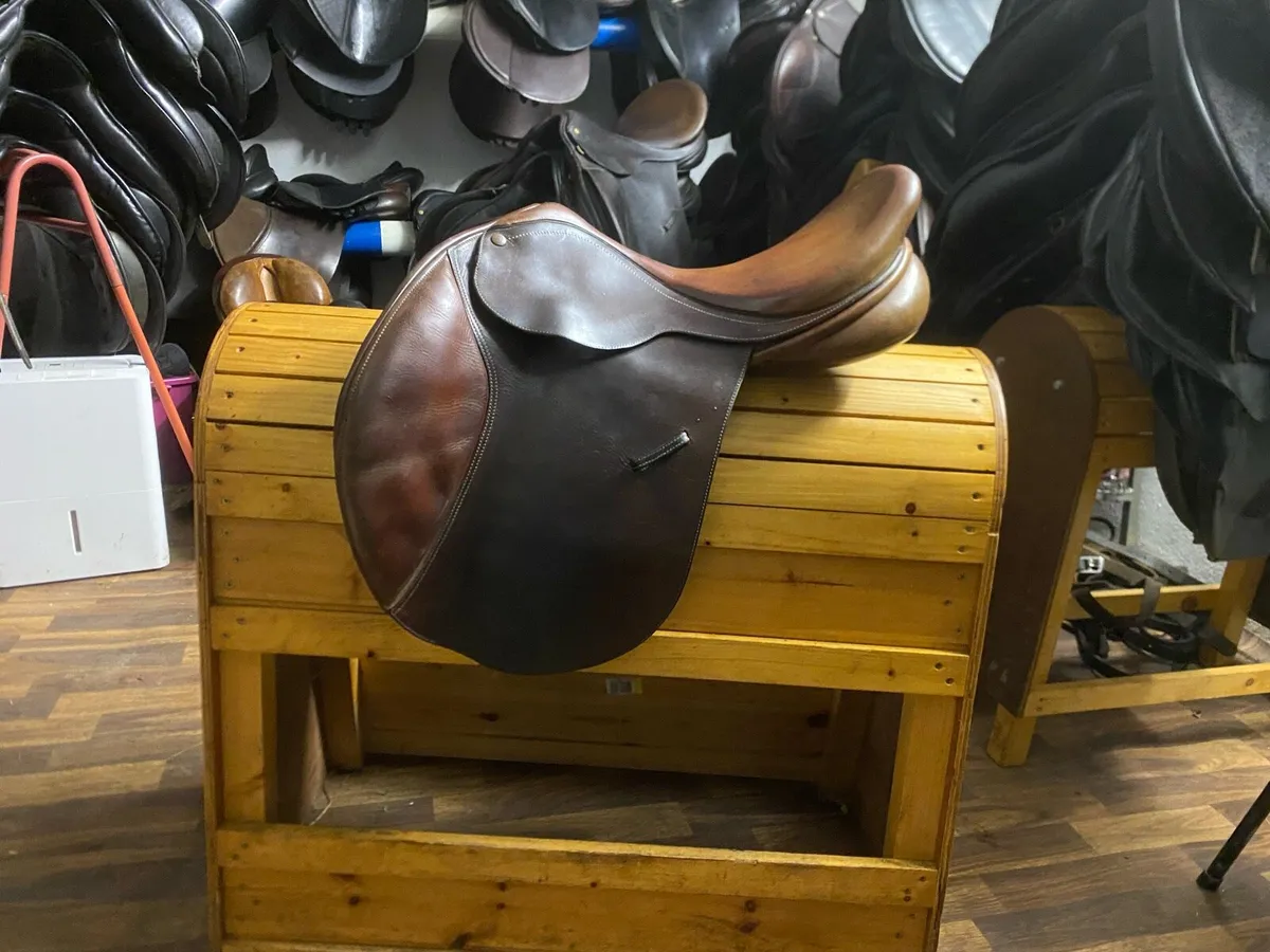 16.5 Bates Leather adjustable saddle - Image 1