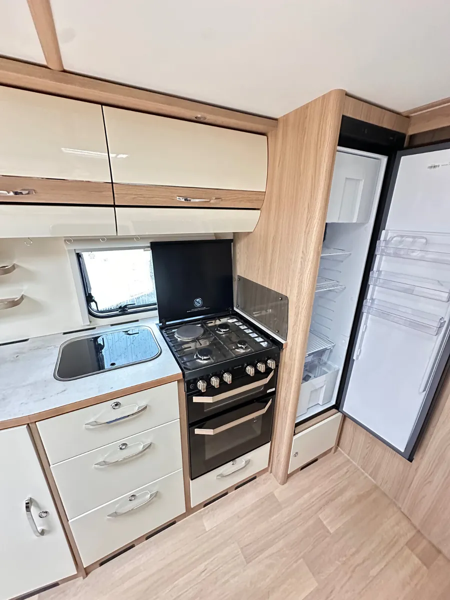 ✨STUNNING LMC EQUSITE 685VIP 5-6 BERTH✨ - Image 2
