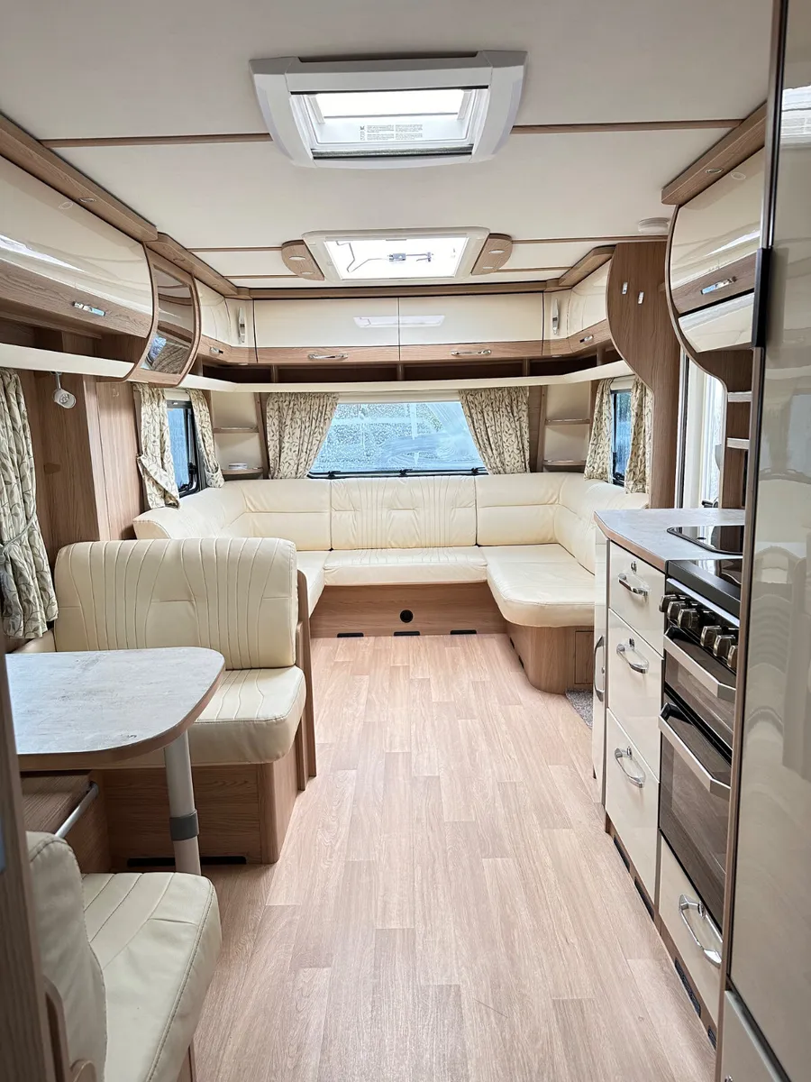 ✨STUNNING LMC EQUSITE 685VIP 5-6 BERTH✨ - Image 3