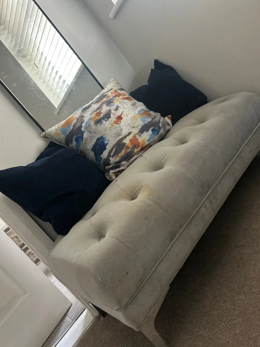 Grey love seat - Image 1