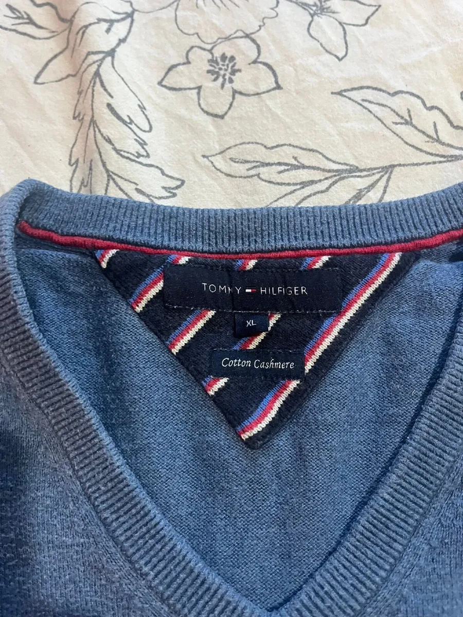 Tommy Hilfiger v neck jumper - Image 3