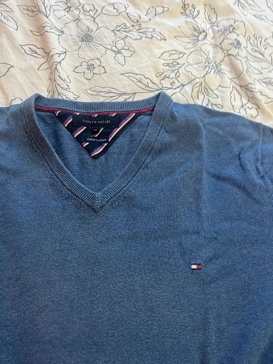 Tommy Hilfiger v neck jumper - Image 4