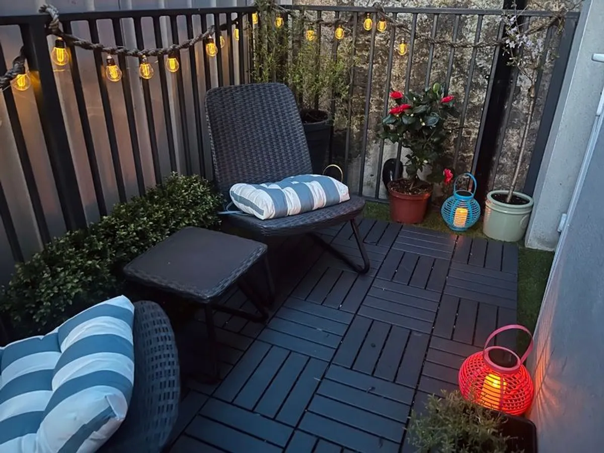 Garden chairs with table - Image 1