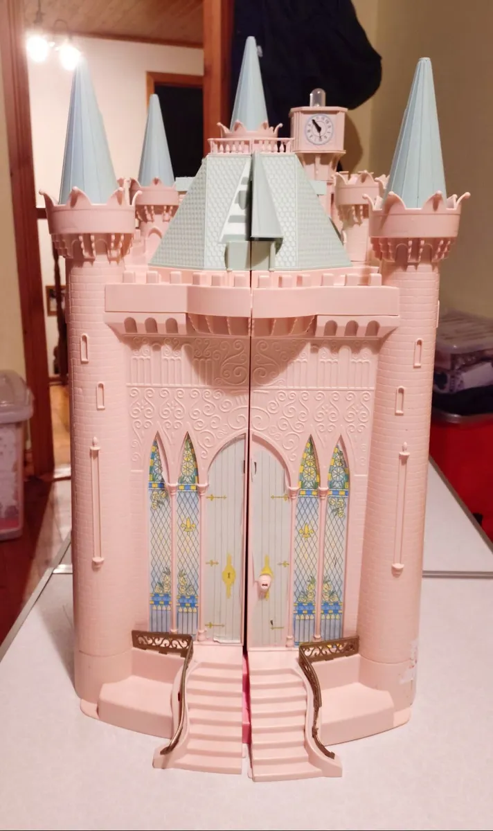 Plastic Princess Castle (used). - Image 1
