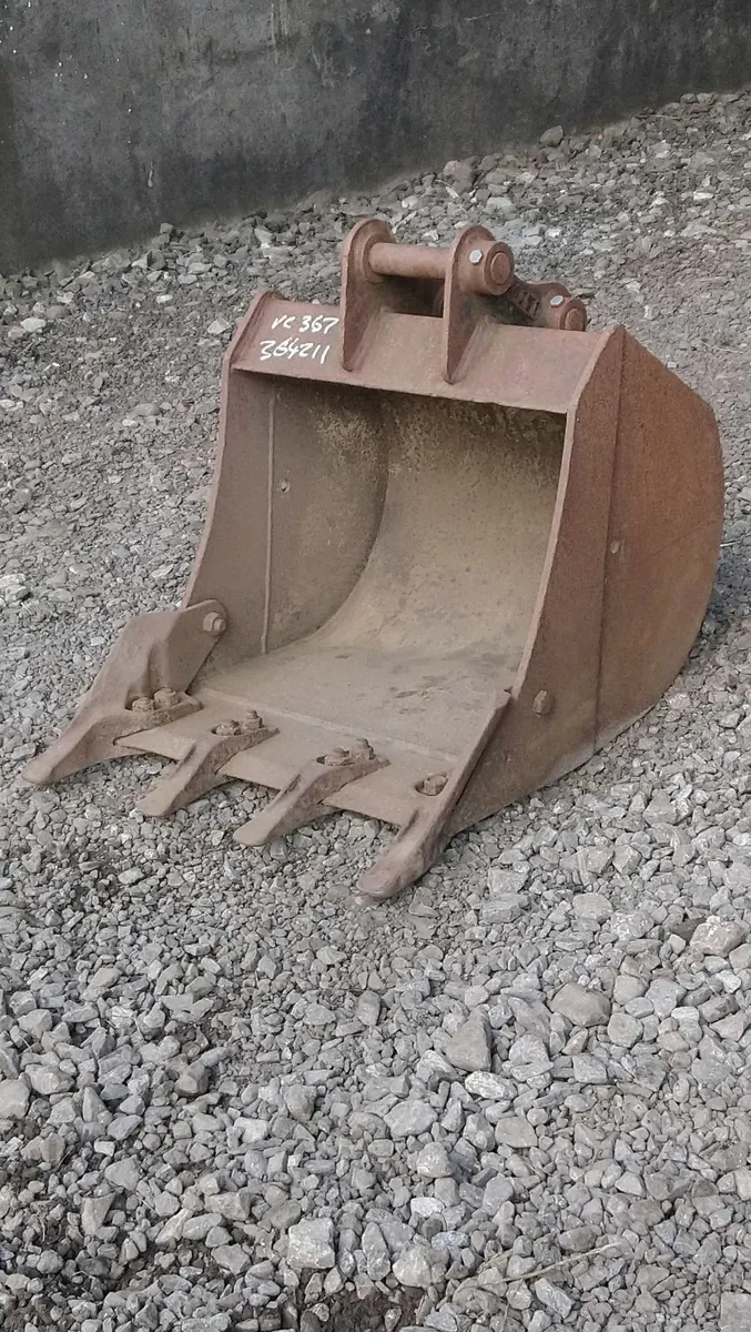 HITACHI 3 TON DIGGER BUCKET 40mm pins - Image 1