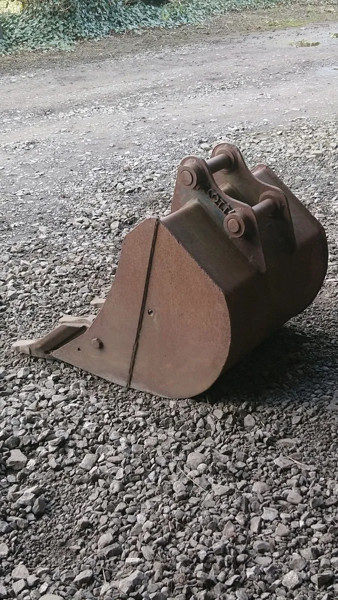 HITACHI 3 TON DIGGER BUCKET 40mm pins - Image 2