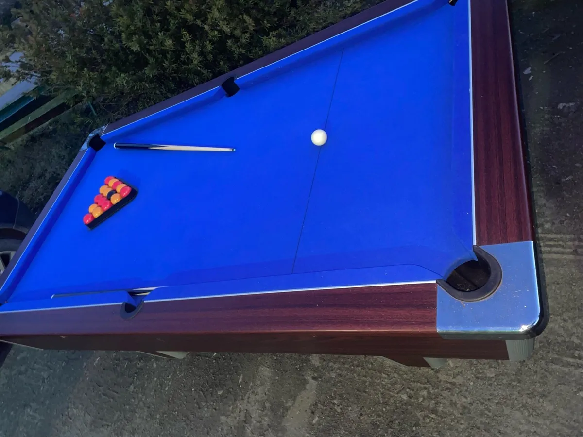 Pool table - Image 1