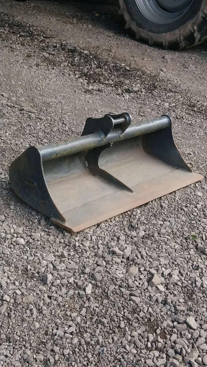 KUBOTA KX61 SHEUGH GRADING BUCKET 30mm pins - Image 1