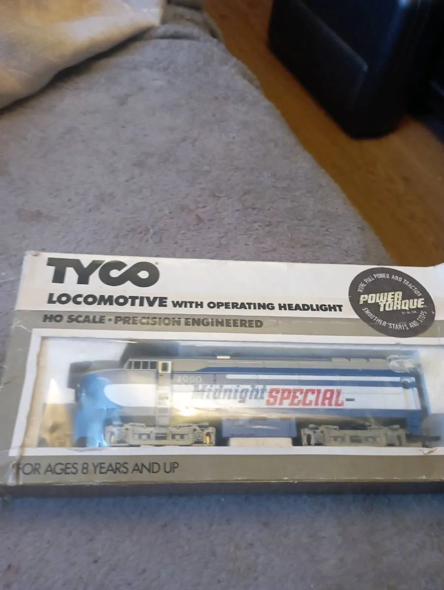 TYCO LOCOMOTIVE 🚂 WITH OPERATING  HEADLIGHTS. - Image 1