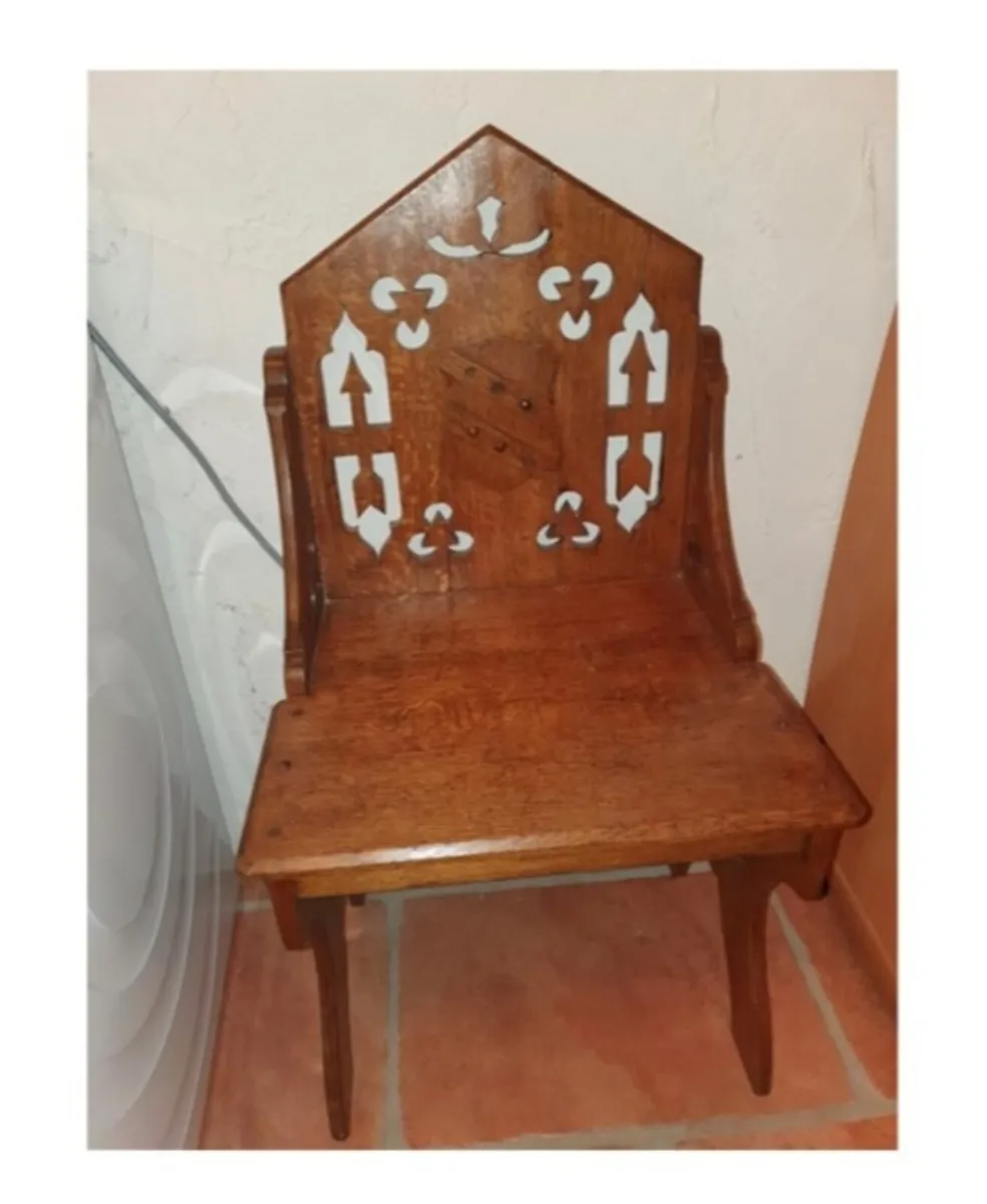 𝗚𝗼𝘁𝗵𝗶𝗰 𝗖𝗵𝗮𝗶𝗿